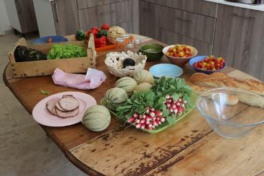 Préparation des repas provençaux avec fruits et légumes de saison